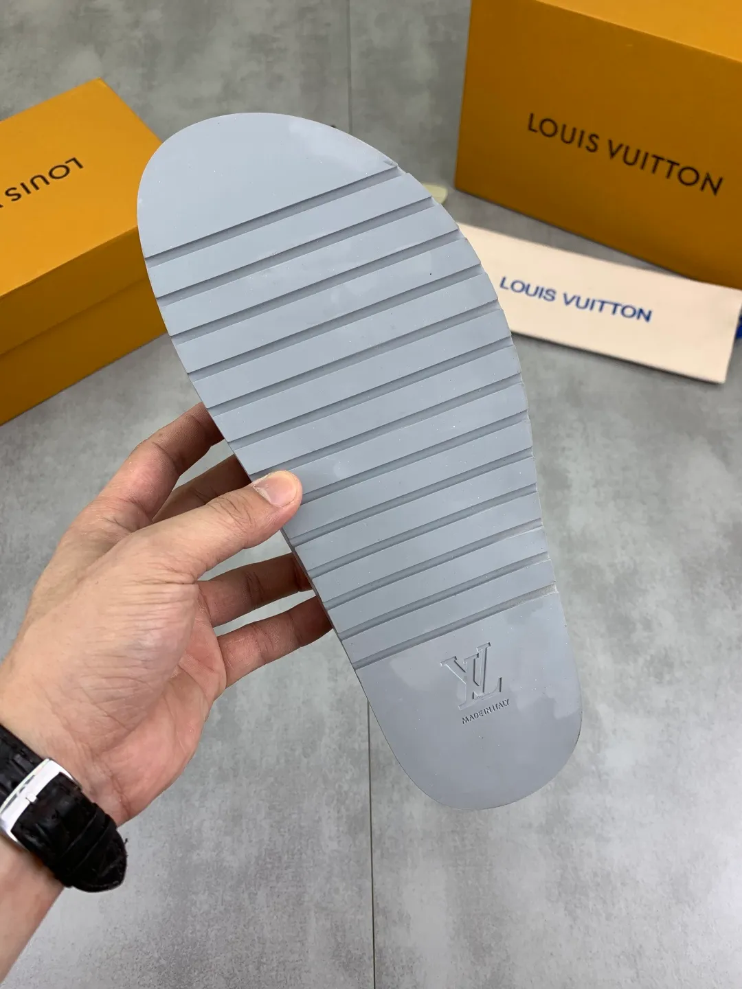Men's shoes 💰P320 💰[New style]🆘 Original quality [LOUIS VUITTON] The popular Louis Vuitton LV men's slippers on the official website are on sale simultaneously! Original fabric imported from Italy, original factory special supply, code number: 38-44 (45 customized), many colors available